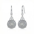 Boucles d'oreilles clous trèfle quatre feuilles jade vert argent sterling 925 avec accents diamantés sur fond blanc