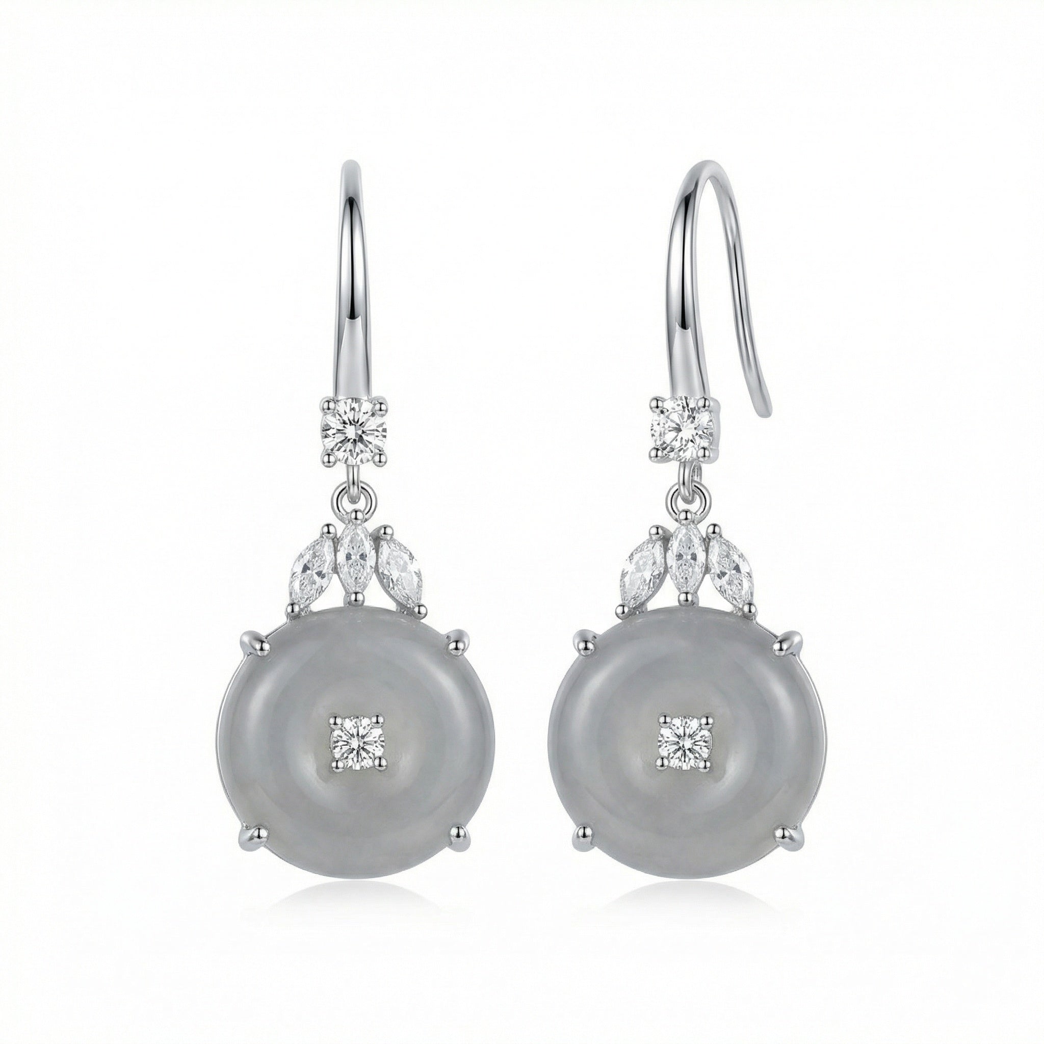 Boucles d'oreilles clous trèfle quatre feuilles jade vert argent sterling 925 avec accents diamantés sur fond blanc
