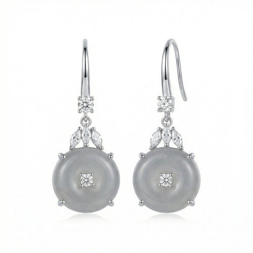 Boucles d'oreilles clous trèfle quatre feuilles jade vert argent sterling 925 avec accents diamantés sur fond blanc