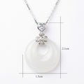 Collier en argent sterling 925 avec pendentif pierre blanche forme donut, décoré de motifs cœur et trèfle à quatre feuilles
